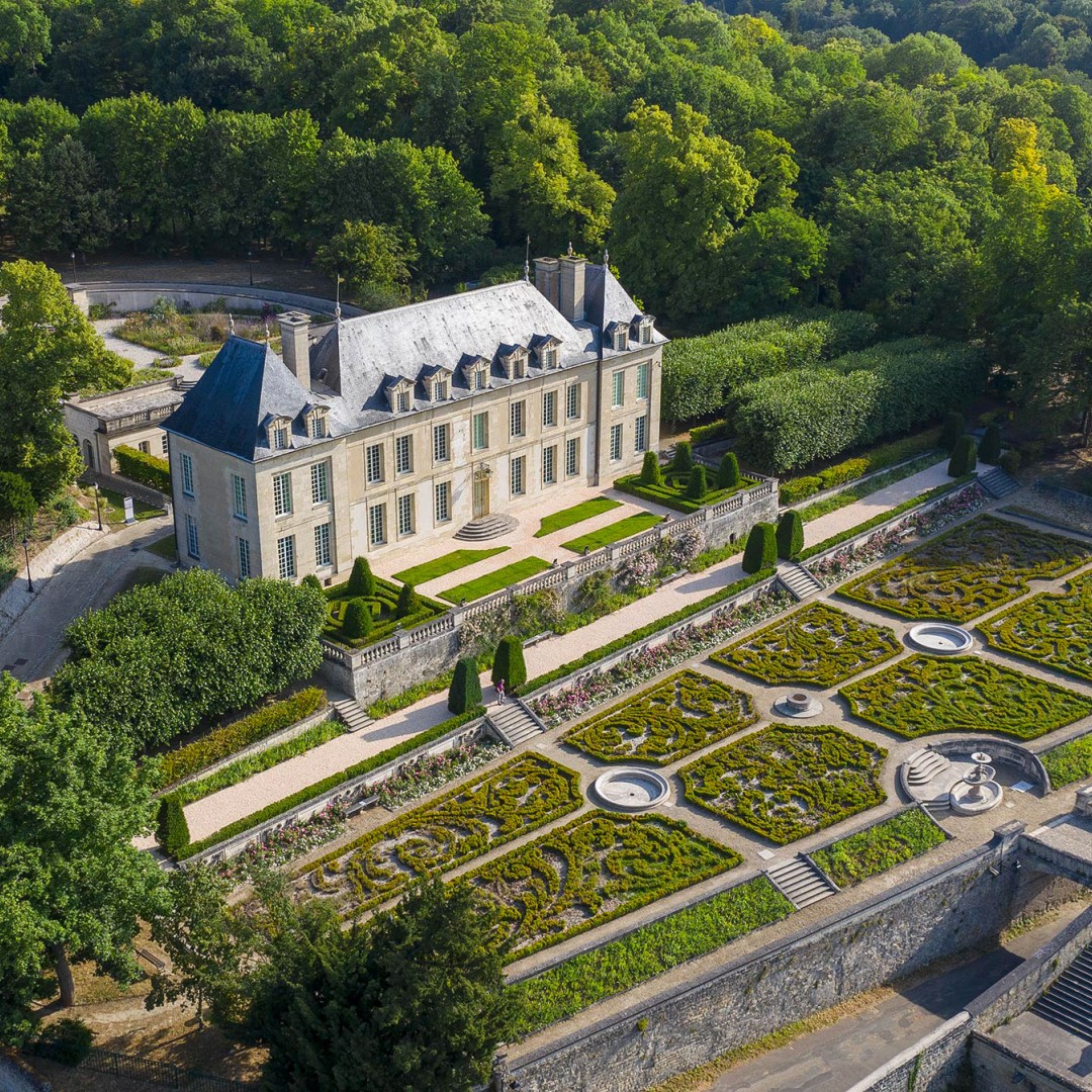 Photo par drone du Château d'Auvers-sur-Oise dans le Val d'Oise